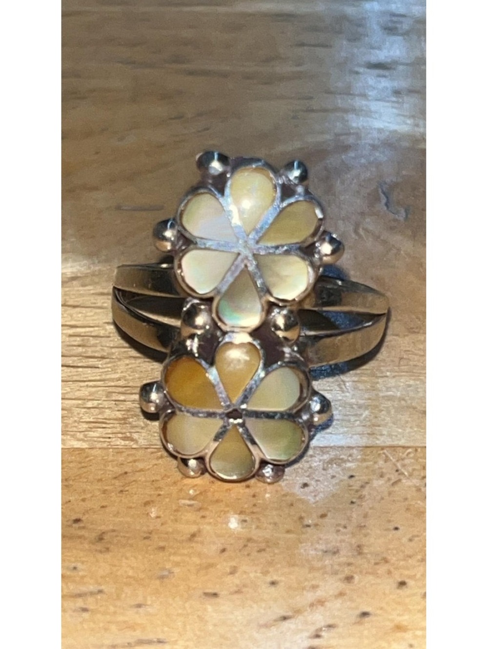 Zuni sterling silver mother of pearl inlay flower design ring size 7.5